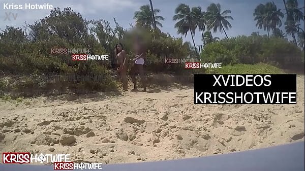 Corno Adestrado Encontra Sua Esposa Vagabunda Kriss Hotwife Sendo Feita De Puta Pelo Macho Realizador Baiano e Gozando Muito Na Praia Com Várias Pessoas Passando Por Perto De Onde Estavam